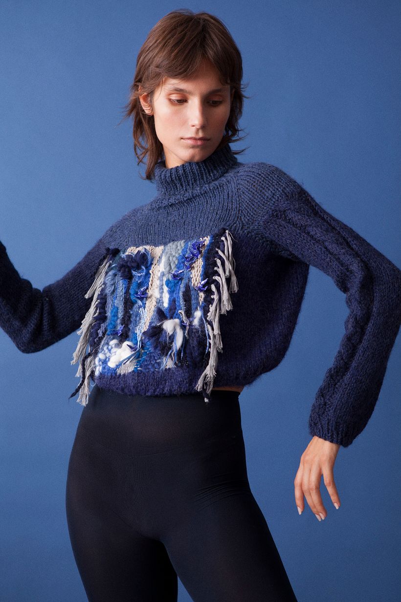 Jersey azul ultramar con palomas de porcelana de ANDRESGALLARDO sobre el tapiz
