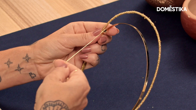 Coloca el cable dorado flexible.