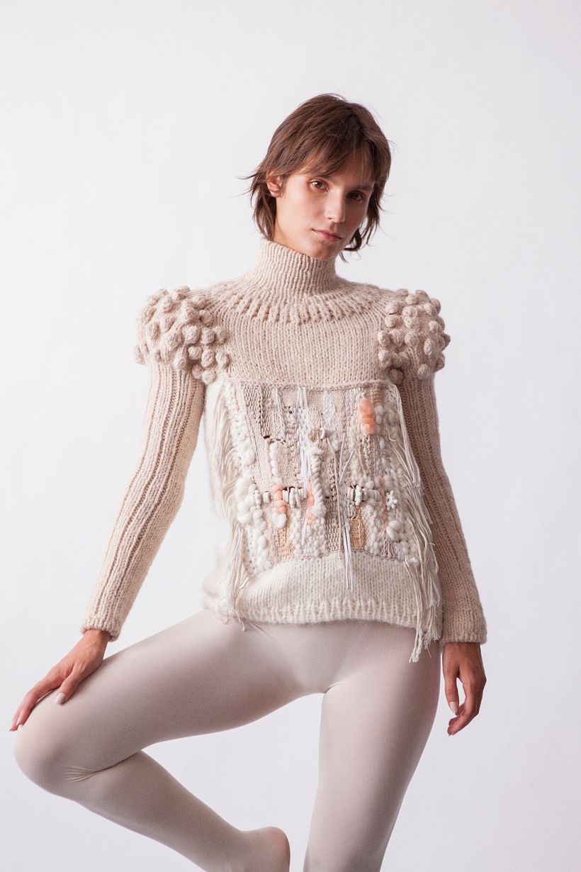 Jersey crema con tapiz y geometrías de porcelana por ANDRESGALLARDO