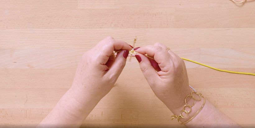 Tutorial Macramé: cómo decorar el aro de un pendiente 5
