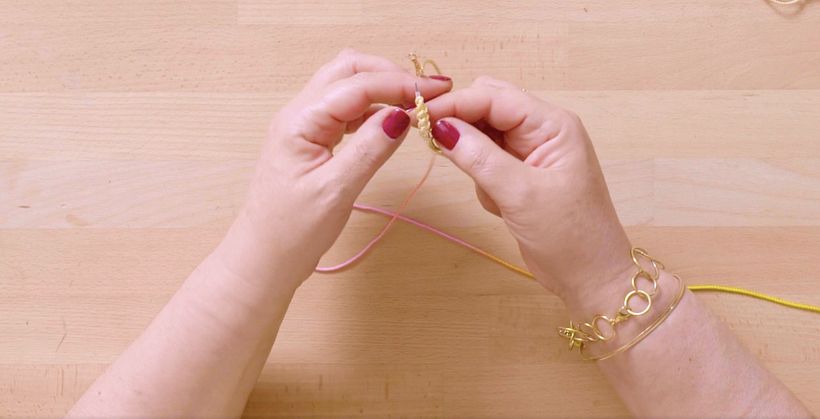 Tutorial Macramé: cómo decorar el aro de un pendiente 7