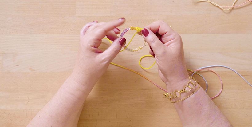 Tutorial Macramé: cómo decorar el aro de un pendiente 9