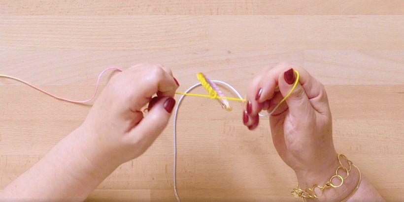 Tutorial Macramé: cómo decorar el aro de un pendiente 11