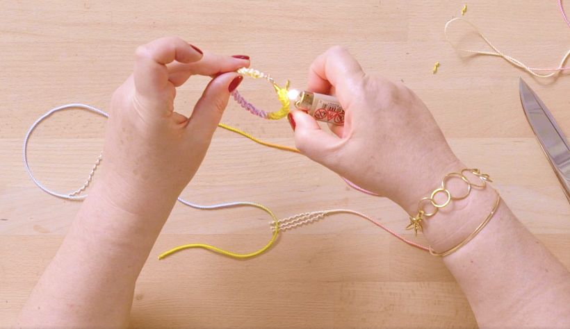 Tutorial Macramé: cómo decorar el aro de un pendiente 13
