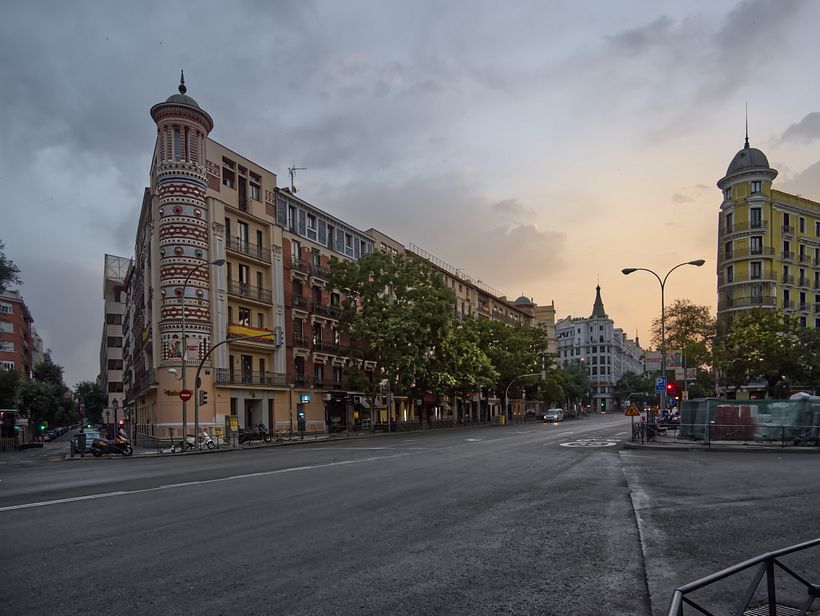 Foto 1. Calle Alcalá. Amanecer en la Casa de las Bolas. Torreón oeste. Al fondo edificio de Alcalá 151.