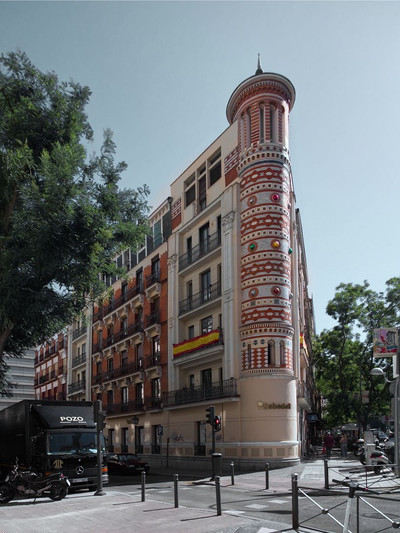 Foto 2. Casa de las Bolas en su fachada a la calle General Díaz Porlier. Torreón oeste.