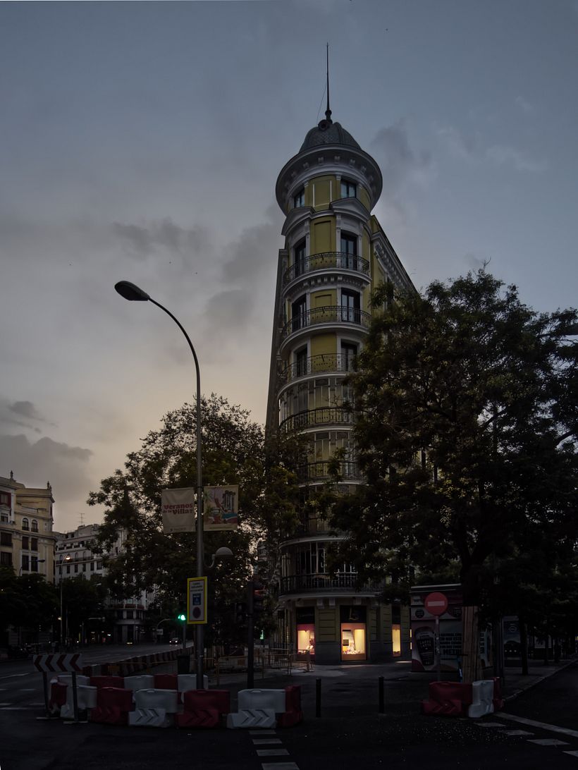 Foto 9. El edificio de Alcalá 96 de madrugada. Esquina entre La calle de Alcalá y Plaza de Felipe II.
