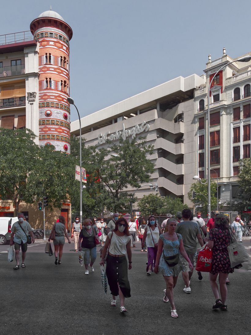 Foto 12. Casa de las Bolas y su torreón este. Paso de peatones de la calle Alcalá.