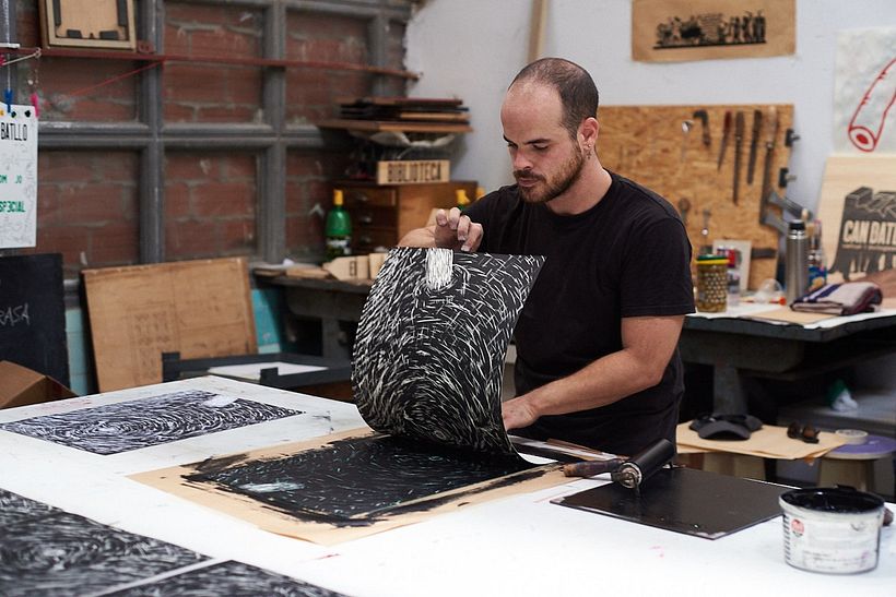 Pablo Salvaje unió su pasión por la tinta, el papel y la ilustración a la antigua imprenta de su familia.
