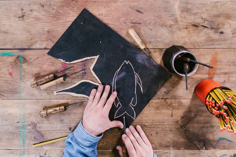 La gubia es la herramienta más importante. El lápiz 2HB también es muy útil.