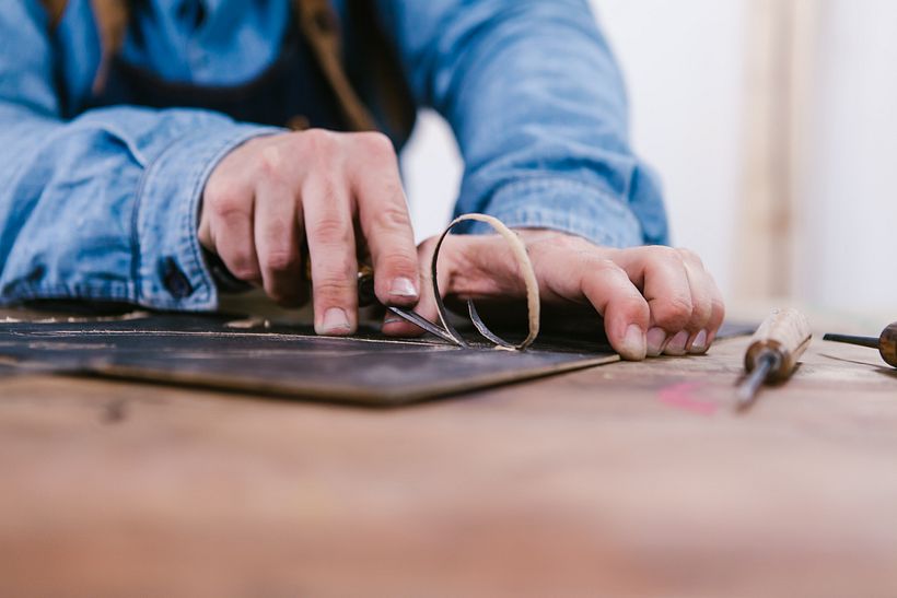 La gubia se utiliza para tallar la madera.