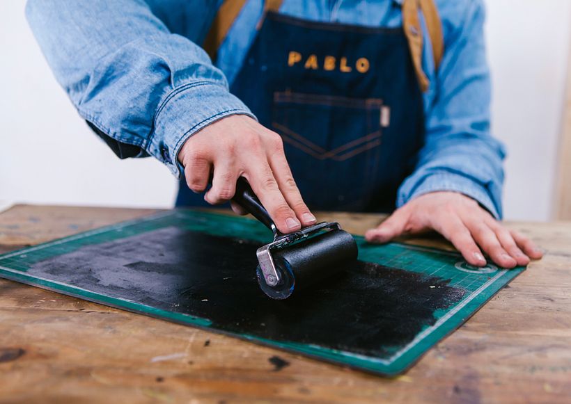 El rodillo se utiliza para extender la tinta.