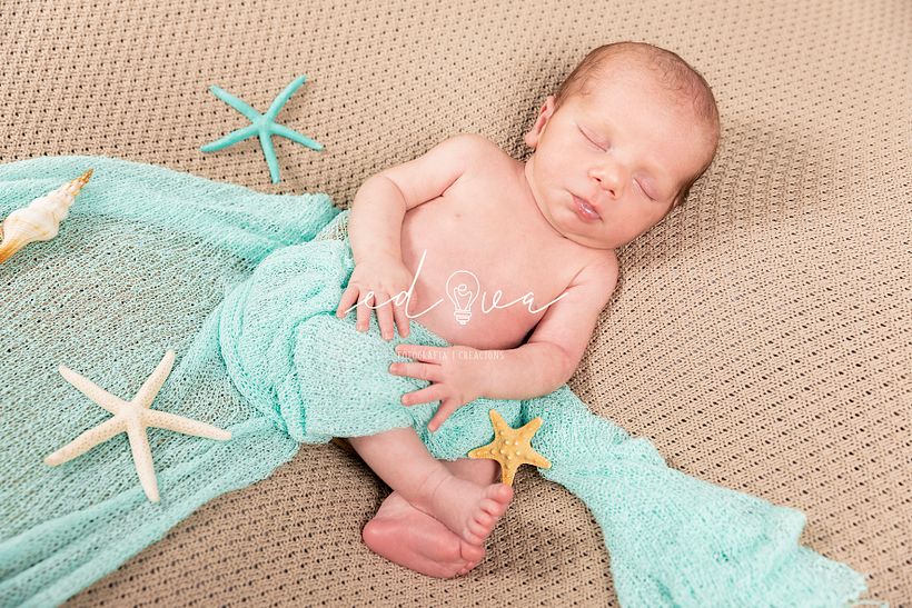 Con elementos del mar, un wrap azul que nos hace pensar en las olas del mar i la manta del fondo en color arena.