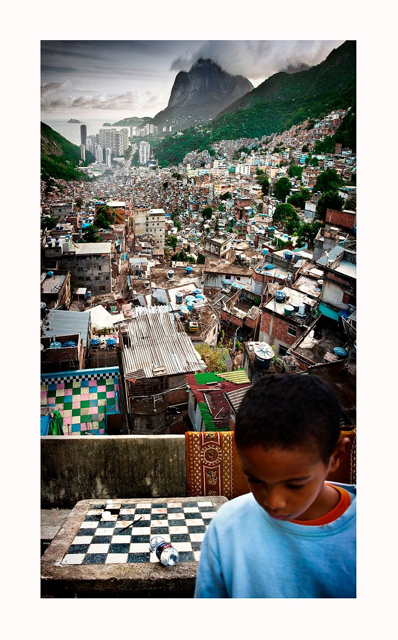 Foto del libro "Entre Morros", Cláudia Jaguaribe.