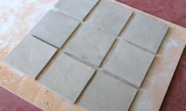 Deja secar tus azulejos sobre una tabla de madera.