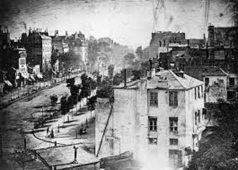 La foto di Louis Daguerre ritraente il boulevard di Parigi.