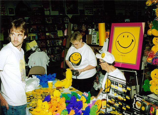 Harvey Ball en una firma de autógrafos durante el 35 aniversario de la “smiley face”.
