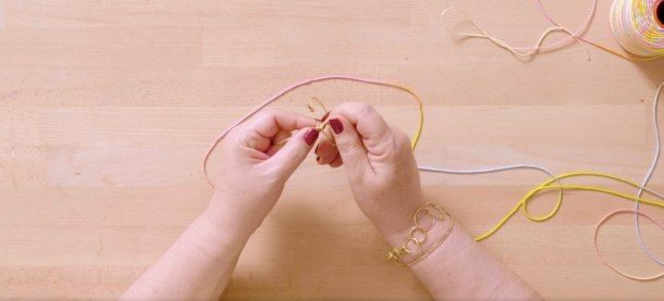 Tutorial Macramê: como decorar a argola de um brinco 3