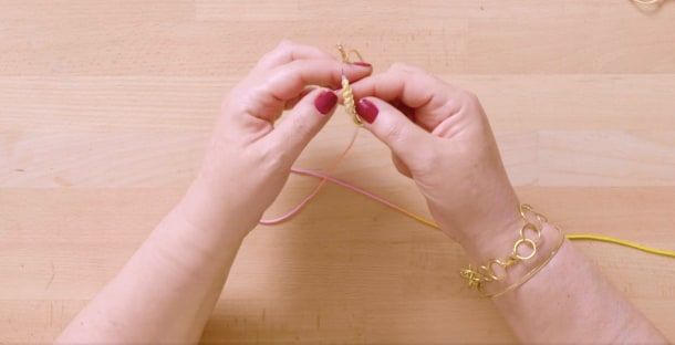 Tutorial Macramê: como decorar a argola de um brinco 7