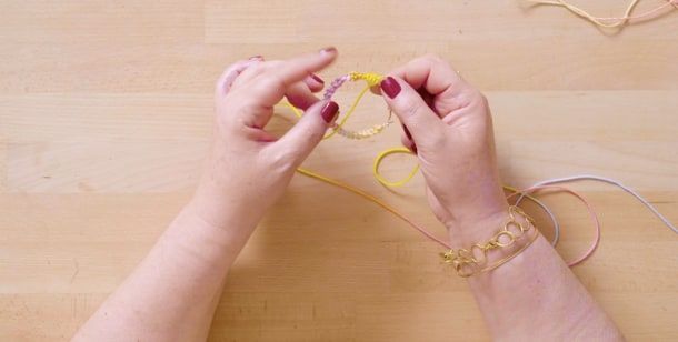 Tutorial Macramê: como decorar a argola de um brinco 9