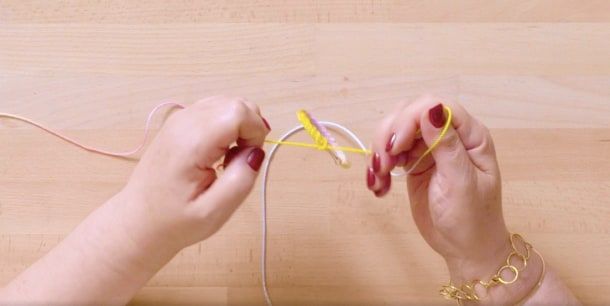 Tutorial Macramê: como decorar a argola de um brinco 11