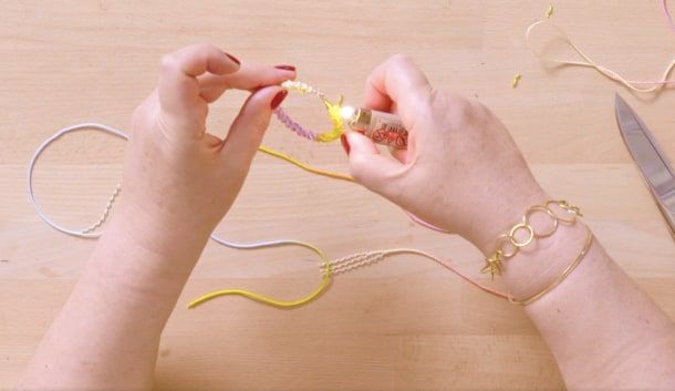 Tutorial Macramê: como decorar a argola de um brinco 13