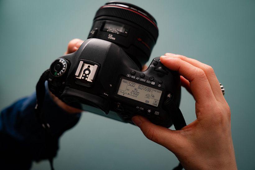 You can either use automatic or manual focus.
