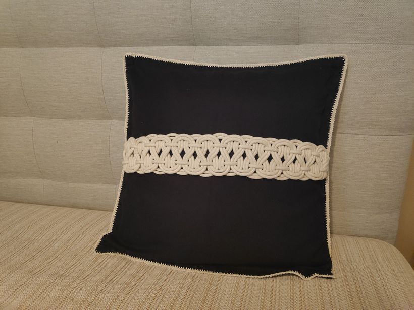 Almofada com barra em macramé