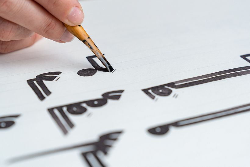 Arabic does not have an alphabet, it has an 'abjad'.