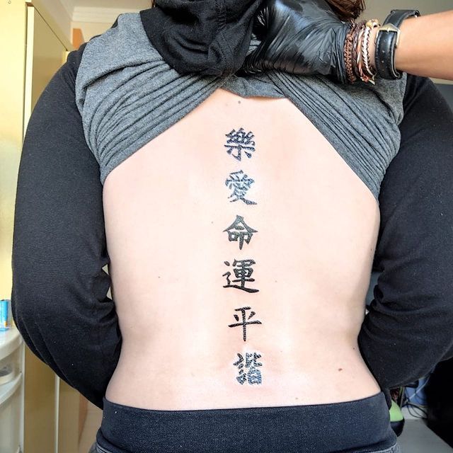 Gente ... ela dormiu em boa parte do tempo enquanto eu tatuava :)