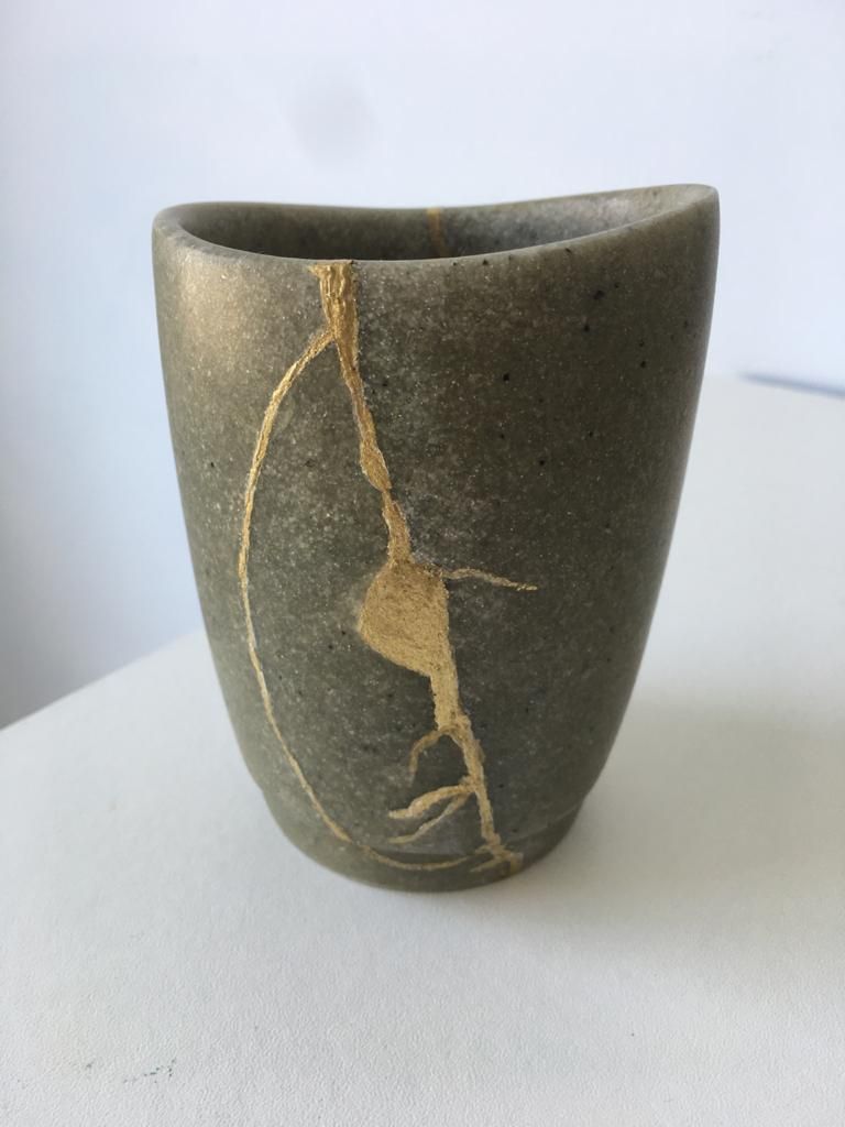 O copo - restaurado em ouro nivelado