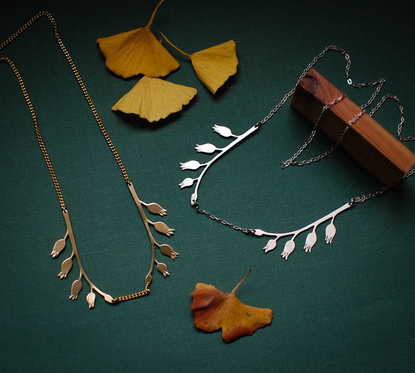 Ketting geïnspireerd op de sappige echeveria. Gemaakt van brons of nikkelzilver met een ketting van hetzelfde metaal.