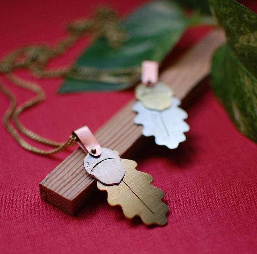 Ketting geïnspireerd op eikenhout, met een blad, een eikel en een sluiting in verschillende metalen (brons, koper en alpaca)