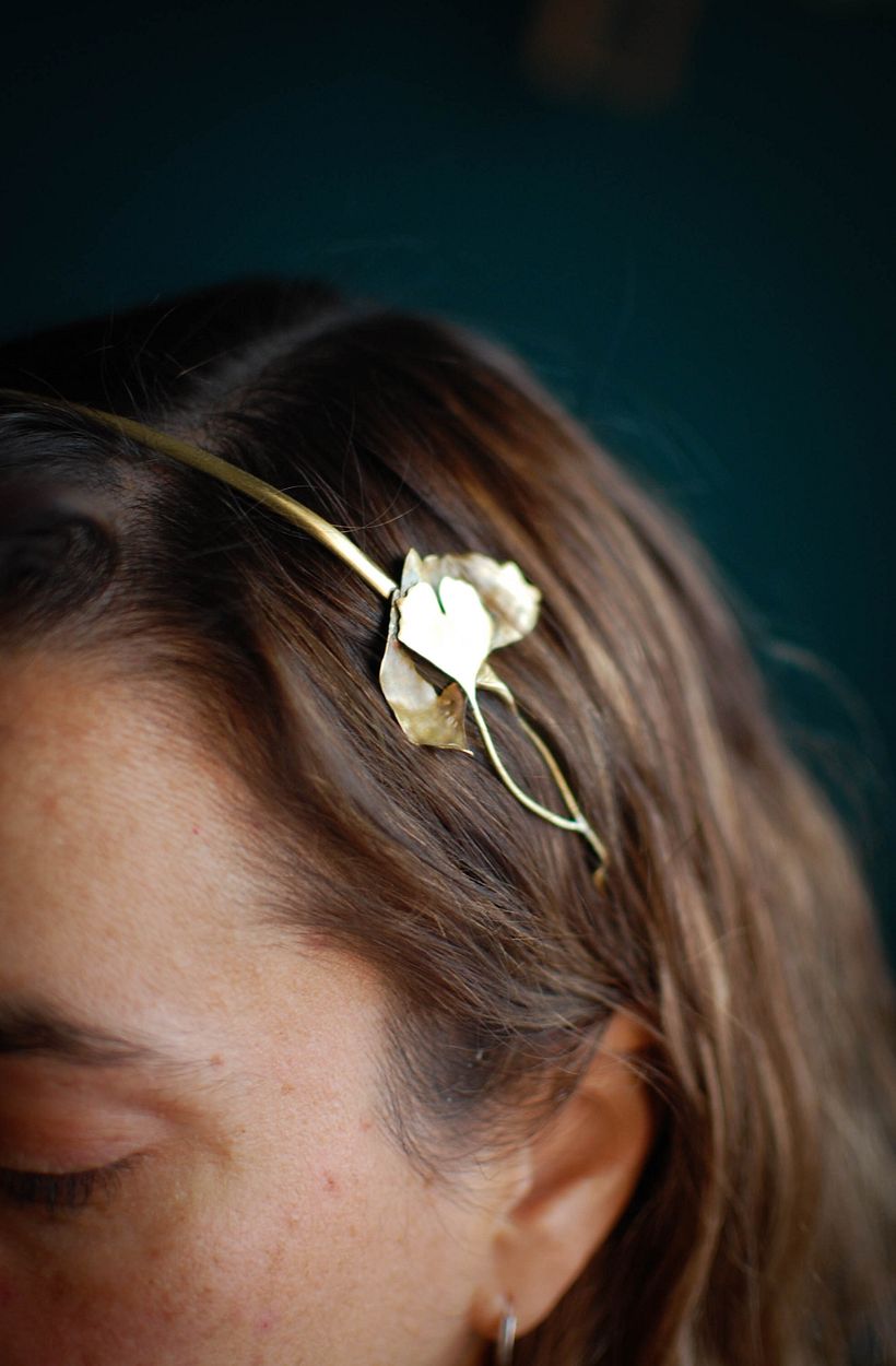 Deze hoofdband is gemaakt van natuurlijke ginkgobladeren, gegoten in brons en gecombineerd met opengewerkt werk van hetzelfde materiaal.