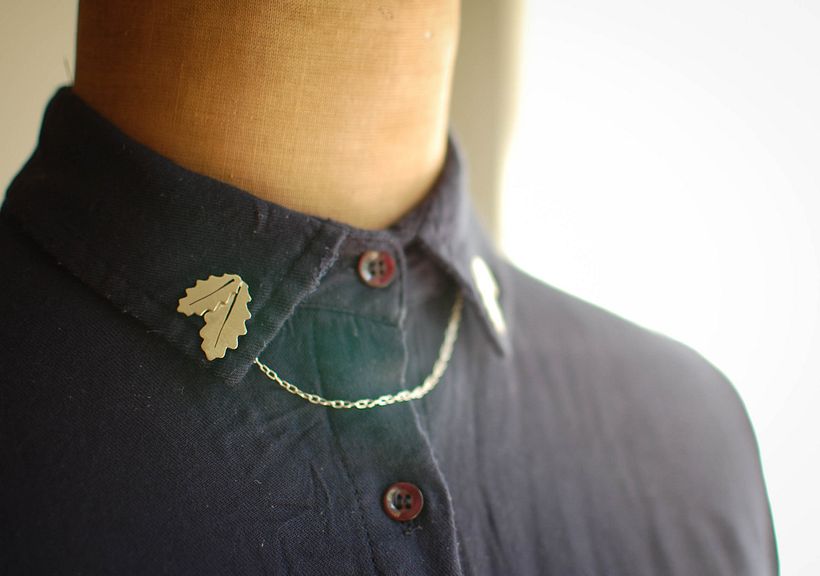 Shirt pin van alpaca-eikenblad met afneembare ketting.