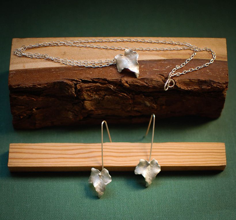 Oorbellen en ketting gemaakt van natuurlijke klimopbladeren die ik in zilver heb gegoten met behulp van de verloren-wastechniek.