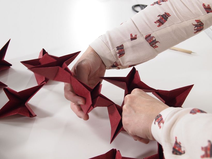 Las lámparas de origami son una de las especialidades de Estela, más conocida como Cartoncita.