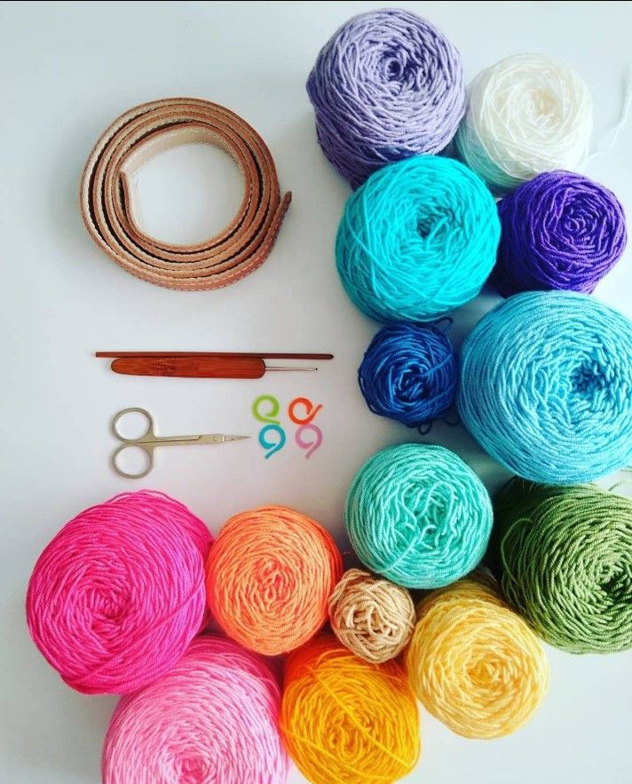 Materiali: fili per macramè, uncinetti da 3,5 mm e 1,5 mm, spille da balia, forbici, cinghie