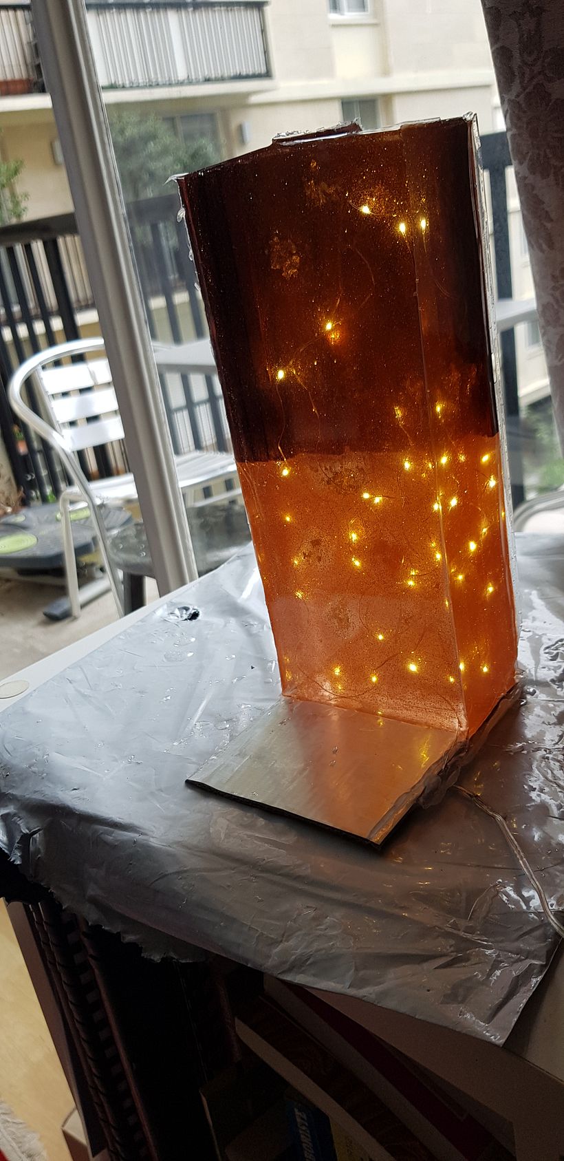 Lampe résine epoxy en cours de finition
