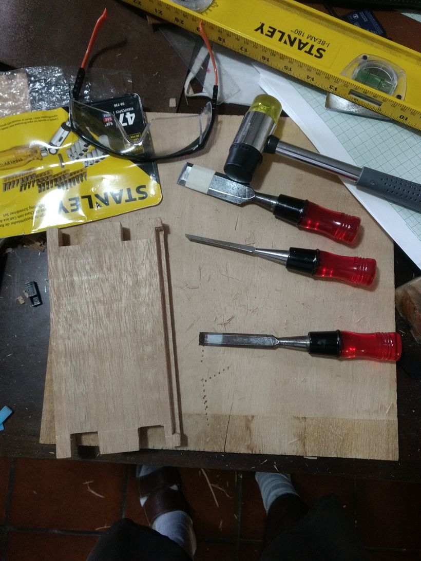El rebaje ciego tallado de un extremo de la tablilla de un extremo de la carcasa