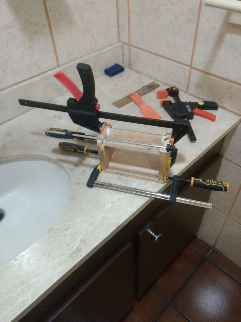 El cajón encolado y prensado...