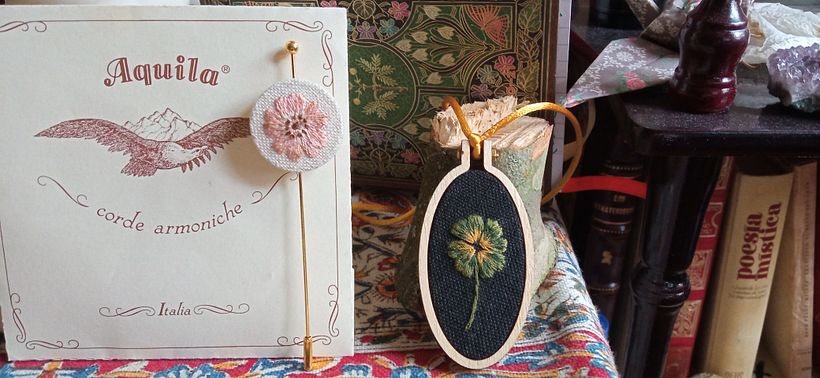 Mi Proyecto del curso: Bordado en miniatura: crea joyas textiles 7