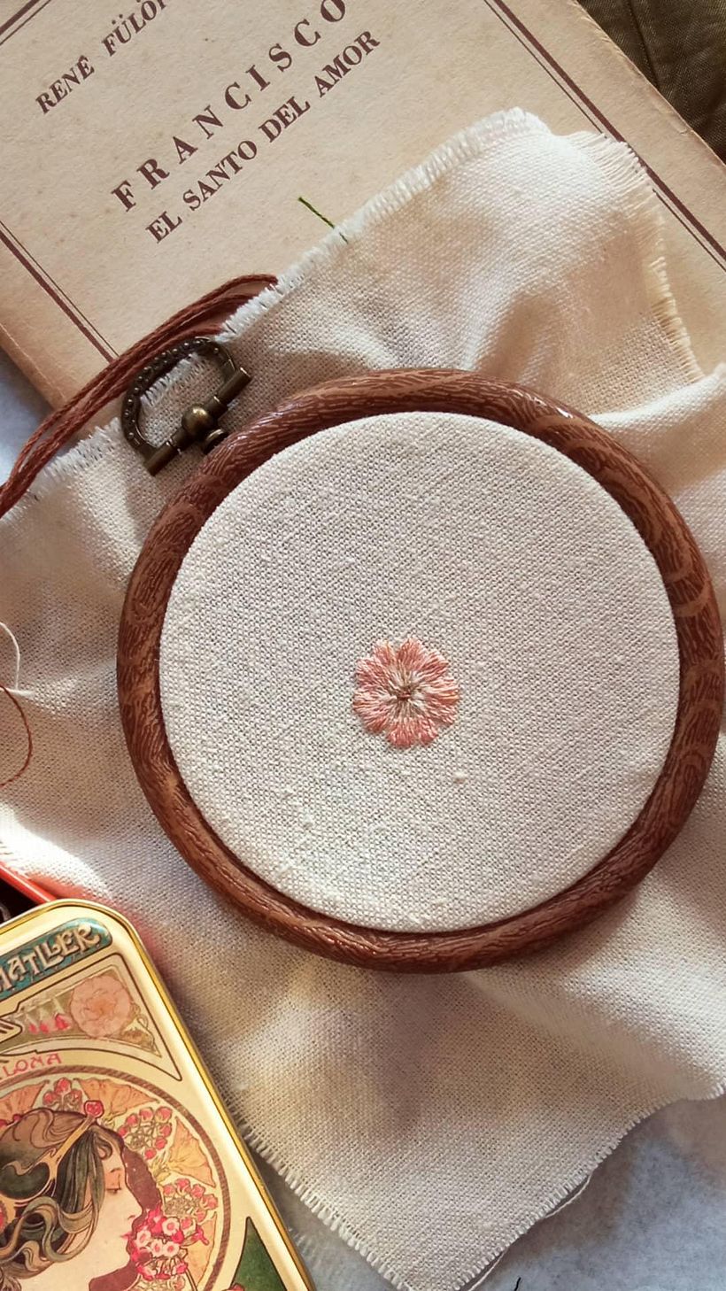Mi Proyecto del curso: Bordado en miniatura: crea joyas textiles 9