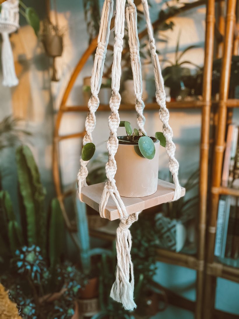 Blumenampel mit einem kleinen Holztablett zum Aufstellen von kleinen Töpfen.
