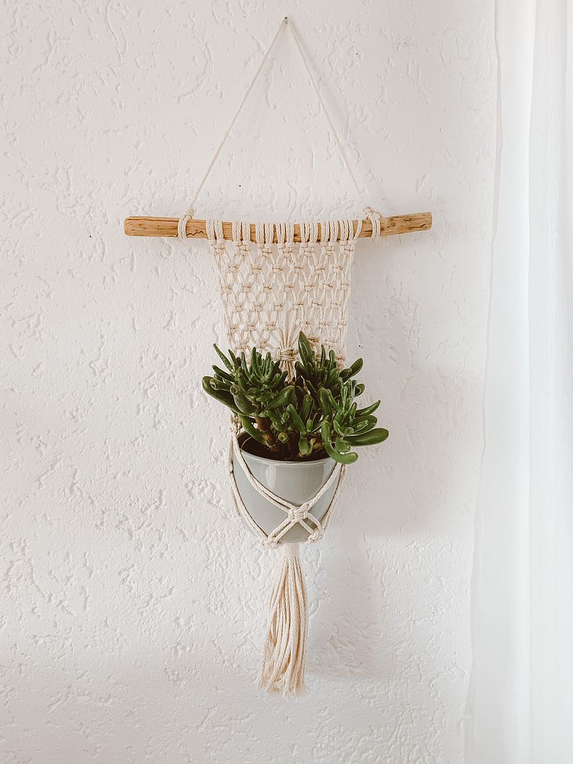 Anstatt einer Blumenampel knüpfe ich gerne auch Pflanzenhänger für die Wand.