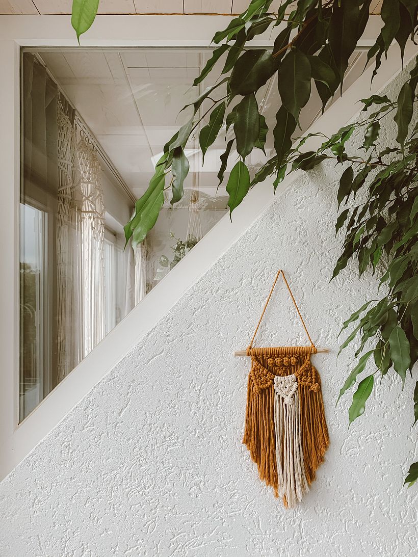 Kleiner Wandbehang aus zwei verschiedenen Garnen. Knoten: Beerenknoten und Kreuzknoten.