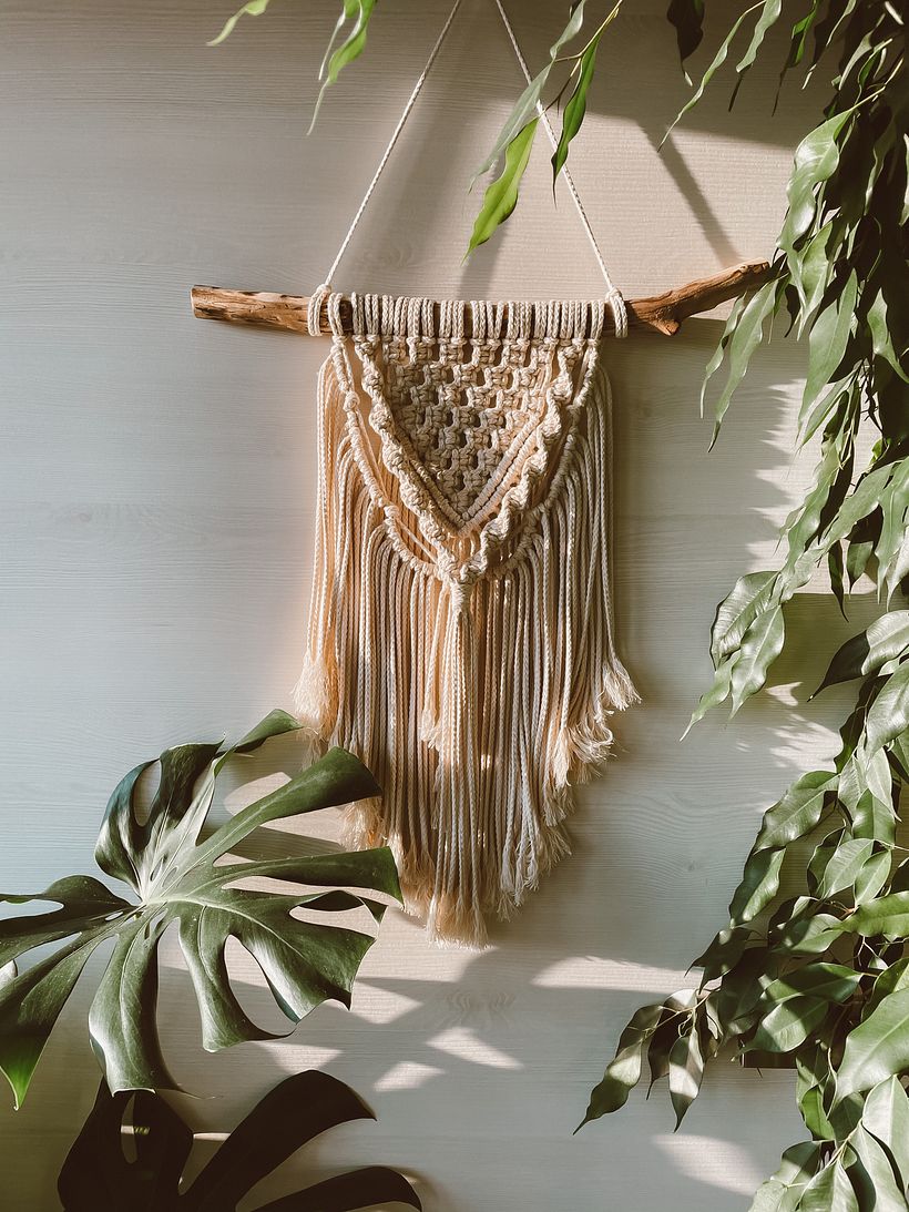 Kleiner Wandbehang aus wenigen, einfachen Knoten.