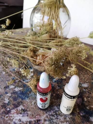 Pinturas utilizadas. La anilina que encontré era para madera, preferí usar spray rojo. 