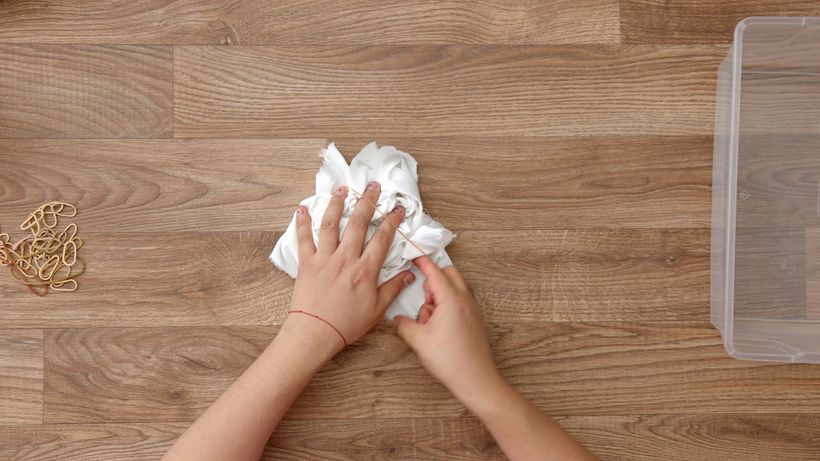 Asegura tu bulto de tela usando las ligas elásticas.