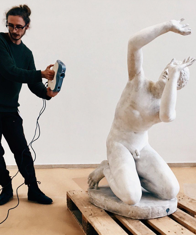 A sculpture is scanned, ready to be added to Scan The World’s digital collection.